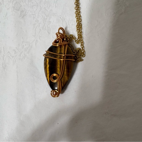 wire-wrapped tiger's eye gemstone pendant necklace. - Picture 5 of 10